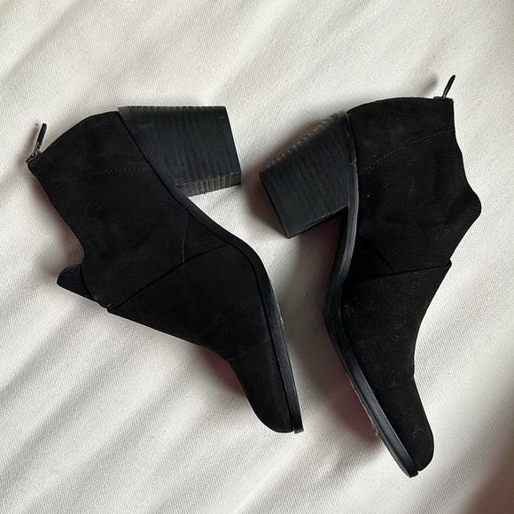 7.5 EILEEN FISHER SHOE BOOTS Black Suede Cross Strap Back Zip Block Heel Booties - Picture 13 of 14